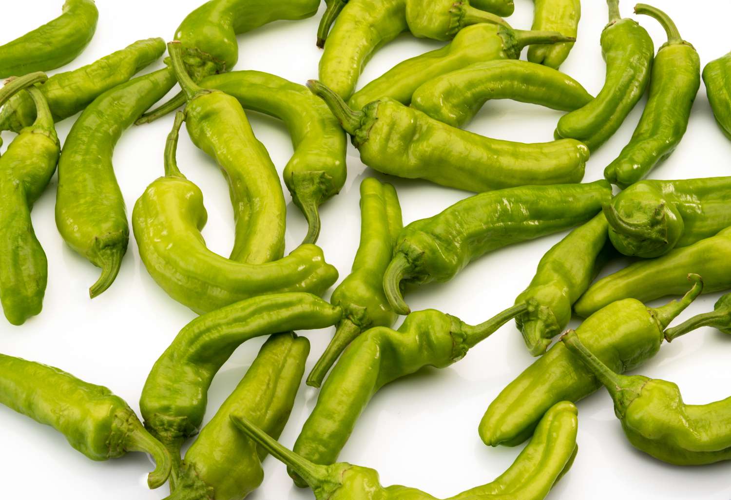cadre complet de poivrons pepperoncini vert clair sur fond blanc