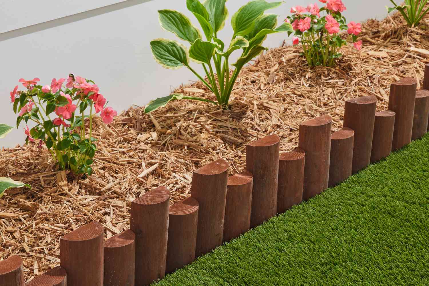 Bordure paysagère en bois bordant un parterre de fleurs