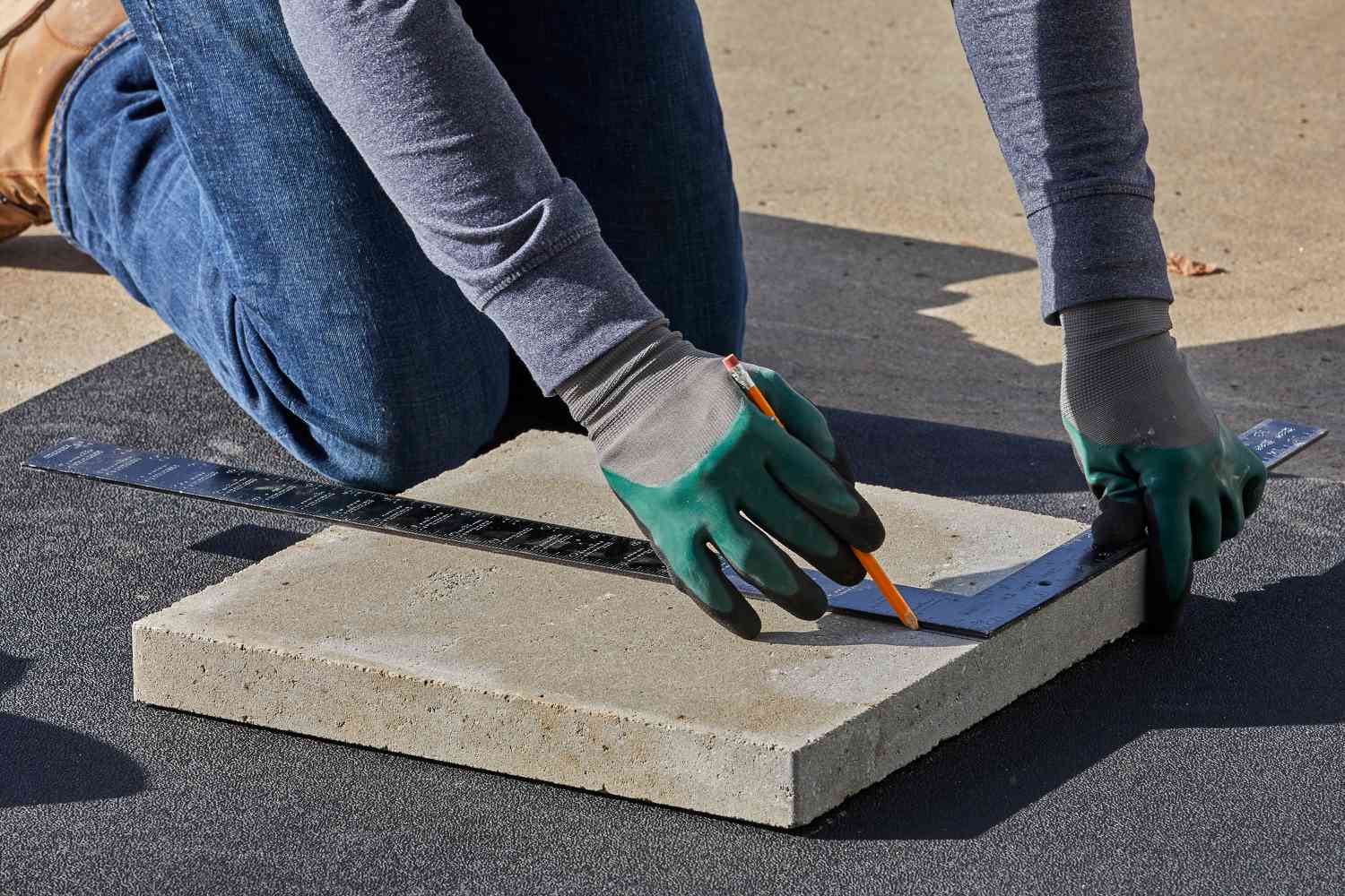 Marquage de la coupe sur un pavé à l'aide d'une règle droite