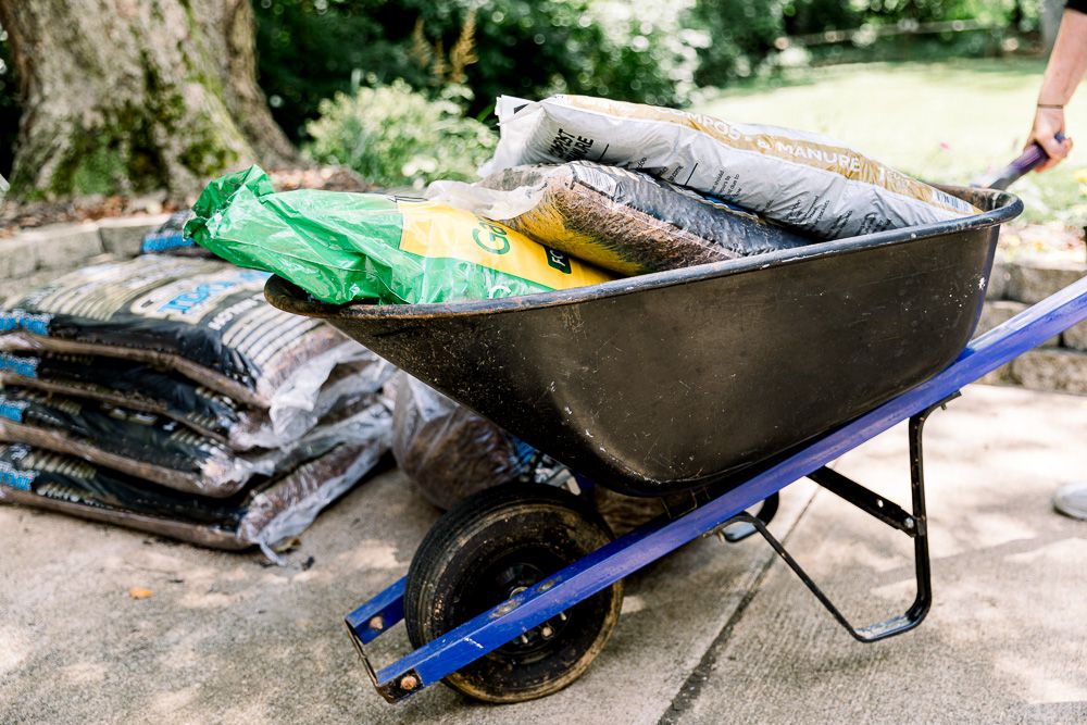 Utiliser une brouette pour transporter du compost, de la terre et du paillis