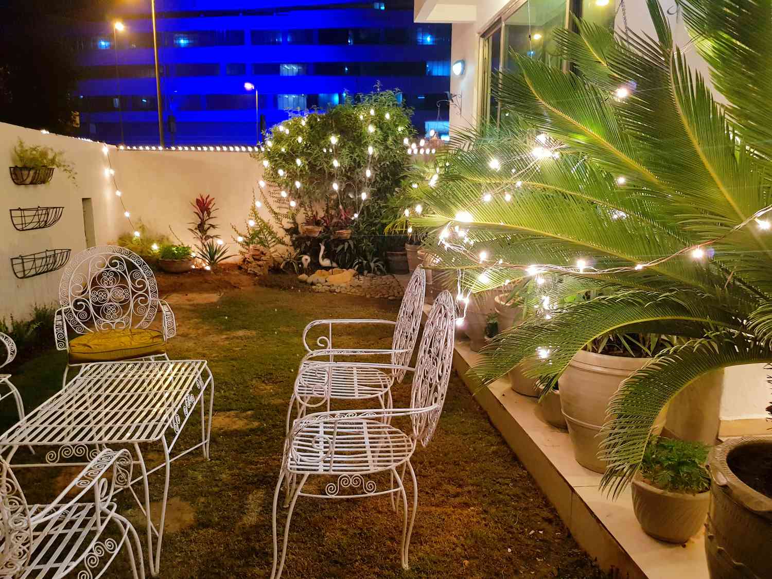 Patio avec éclairage de jardin en conteneur