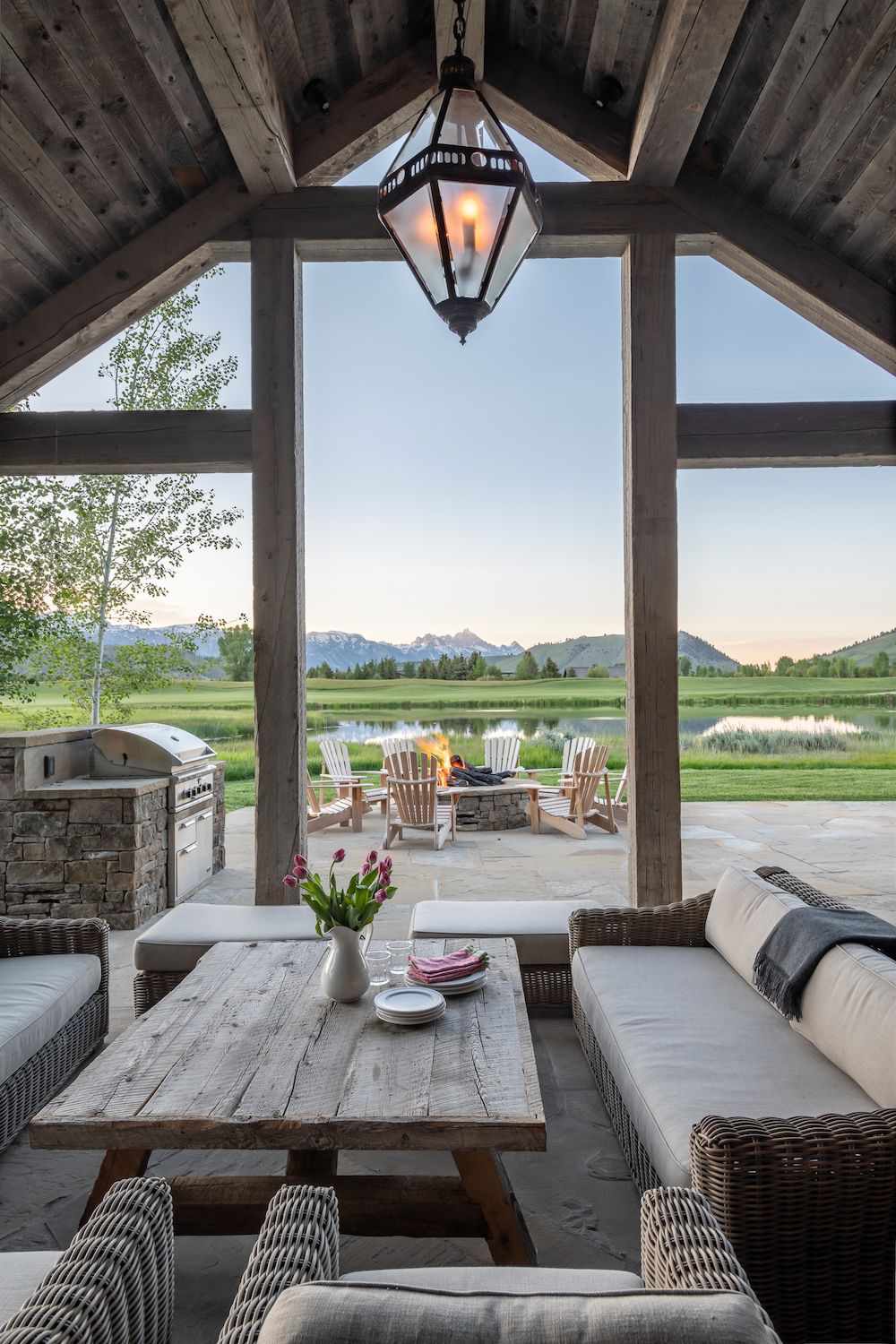 patio avec foyer en pierre