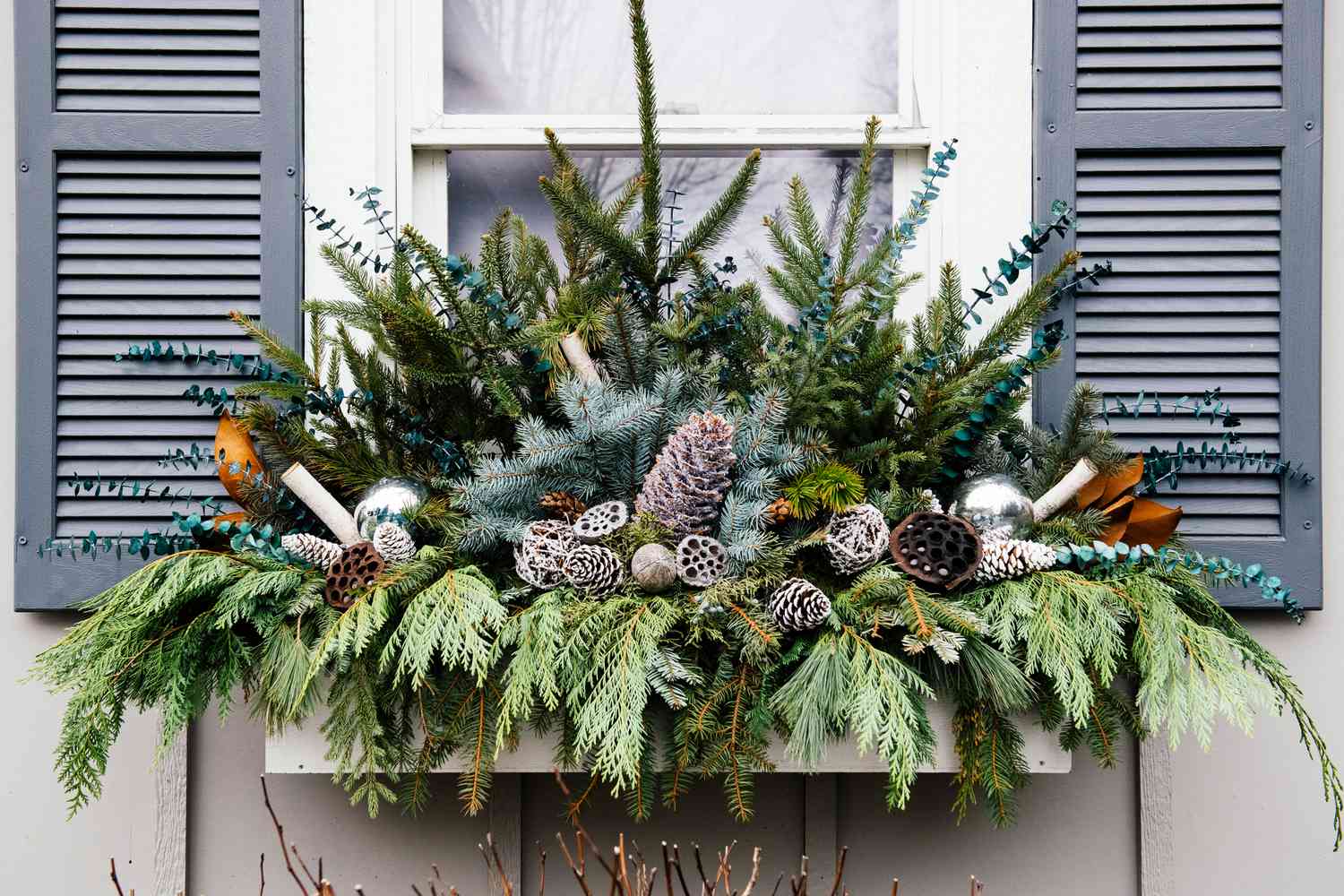jardinière de Noël avec fleurs et pommes de pin