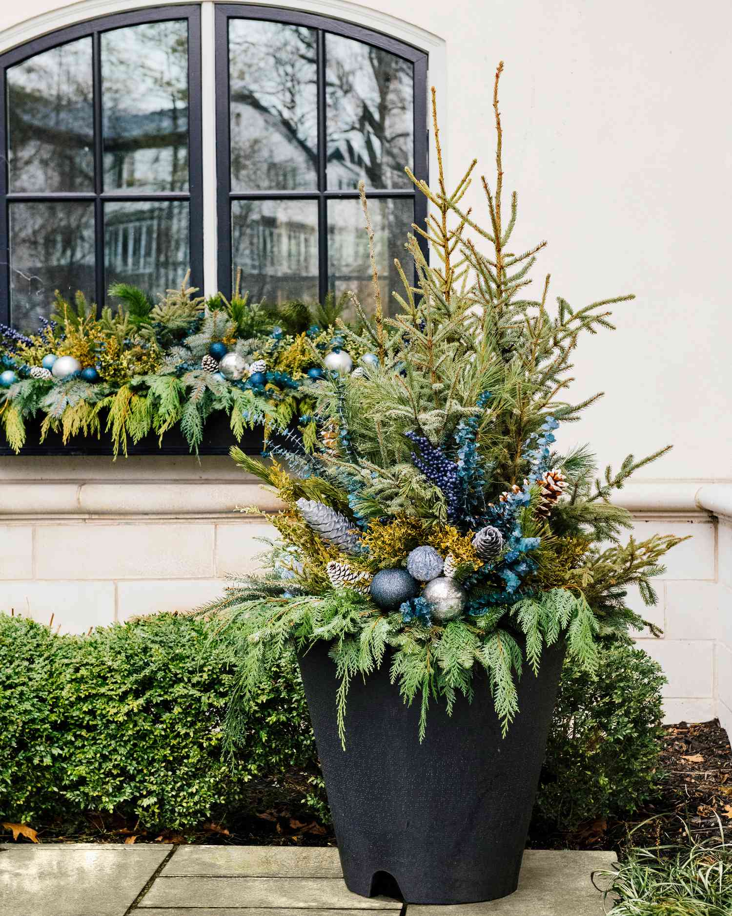 Arrangement de Noël sur piédestal avec ornements étincelants