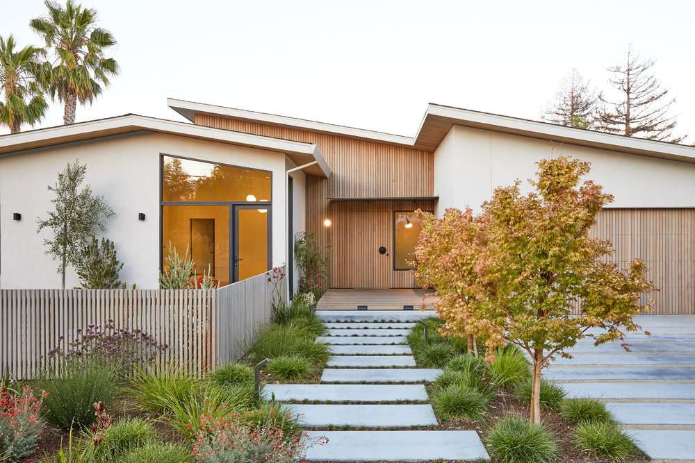 Un jardin avec une allée en quinconce