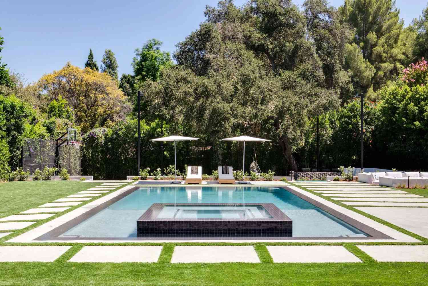 Un sentier autour d'une piscine de jardin