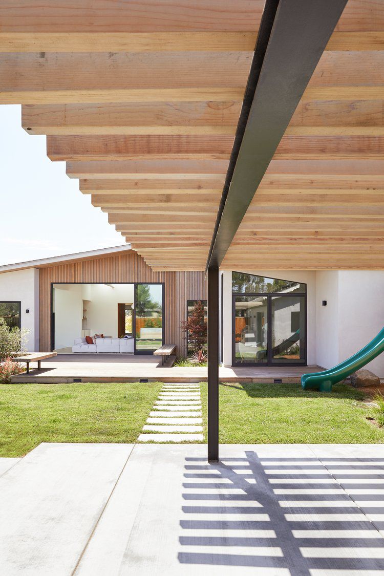 Un jardin avec une pergola