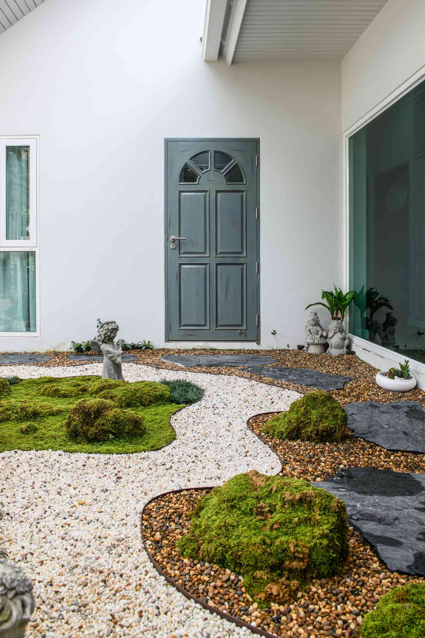 Une allée de jardin avec une variété de rochers et de pierres de marche.