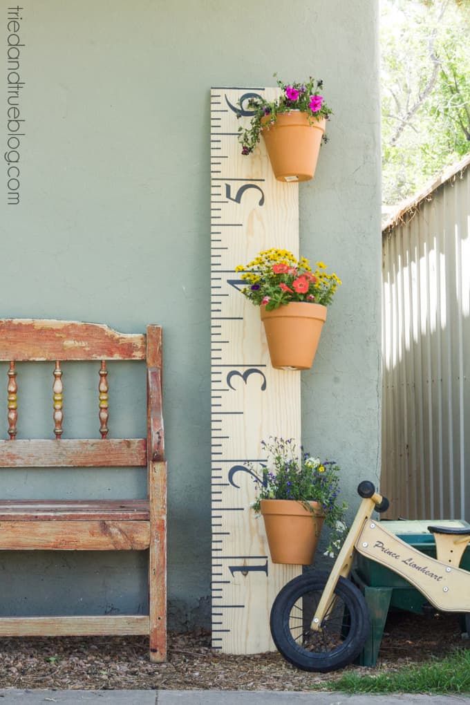 Une règle avec des jardinières murales