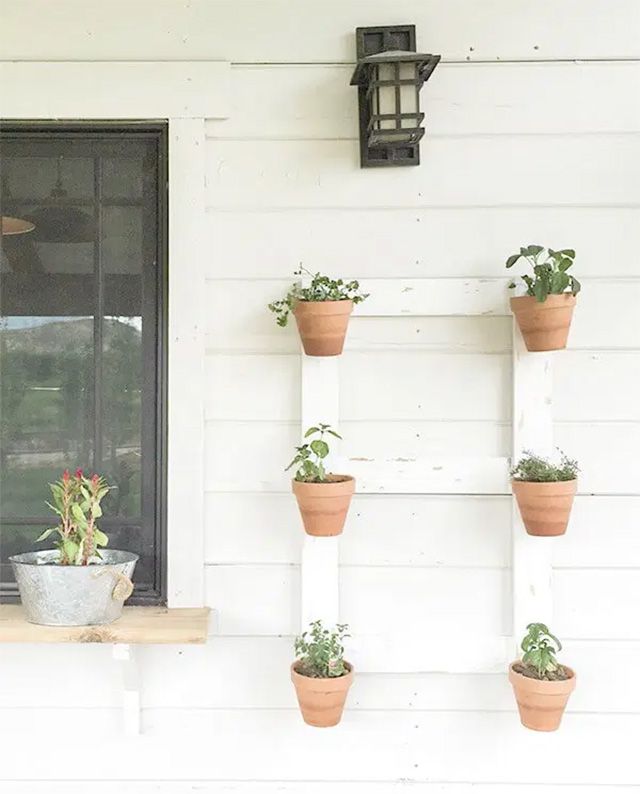 Jardinière murale fixée à l'extérieur d'une maison