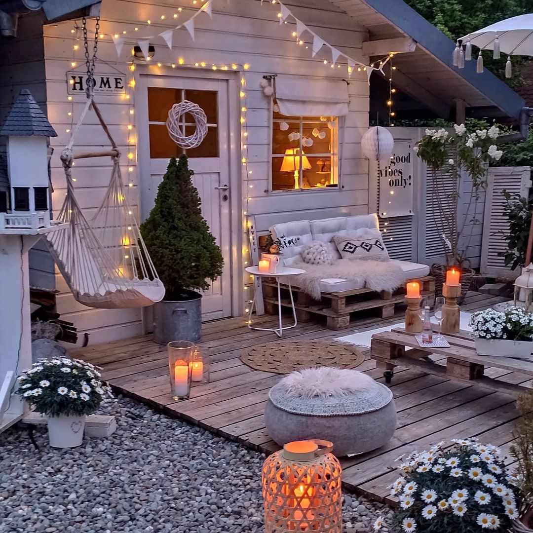 Jardin douillet avec des guirlandes lumineuses