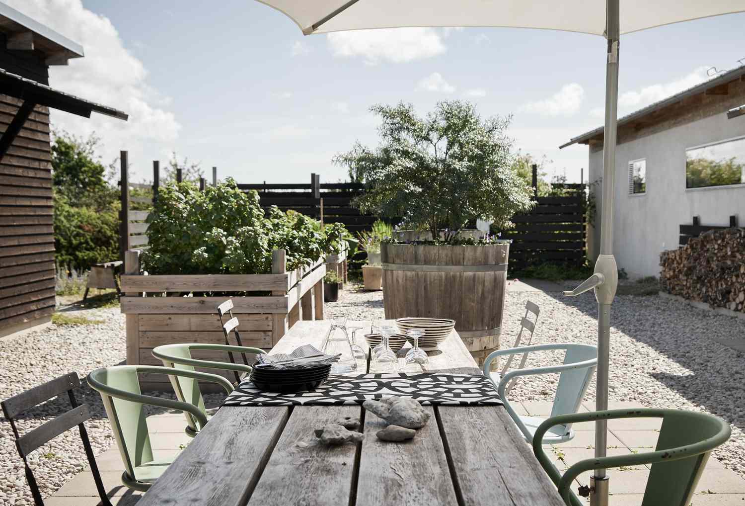 lit de jardin surélevé en tonneau de vin