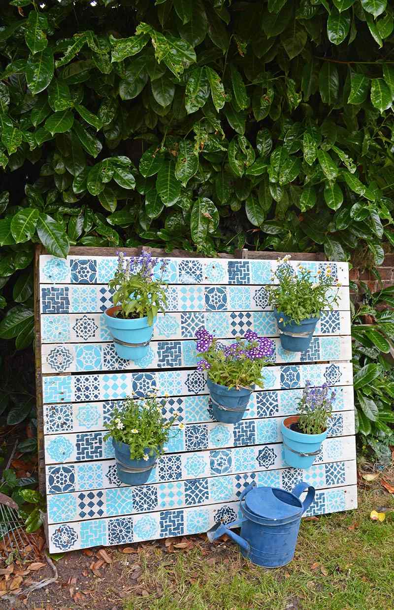 Un jardin vertical bleu dans une cour