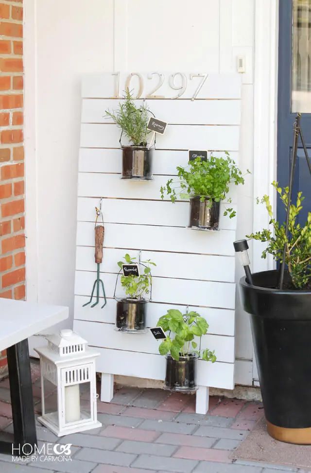 Un jardin vertical blanc sur un porche