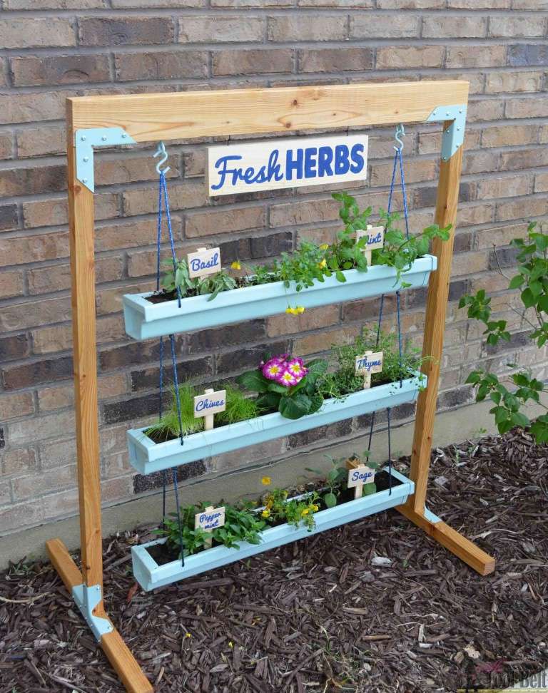 Un jardin vertical fait de gouttières.