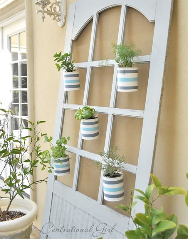 Un jardin vertical fait à partir d'une porte