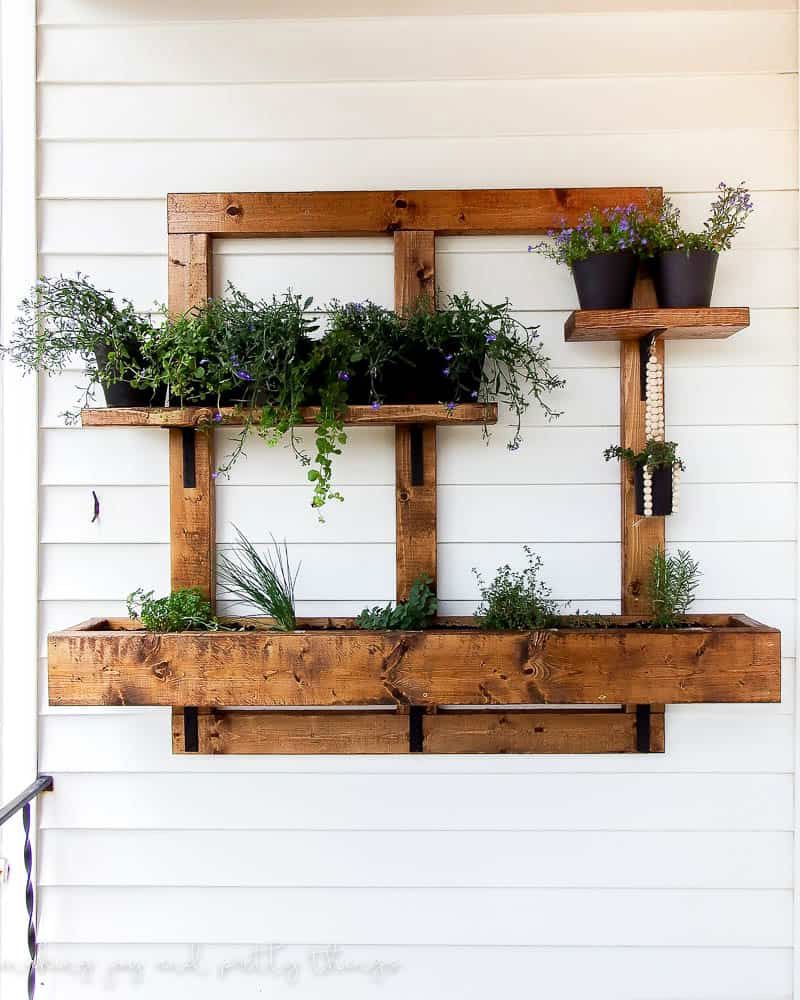 Un jardin vertical en bois sur un mur