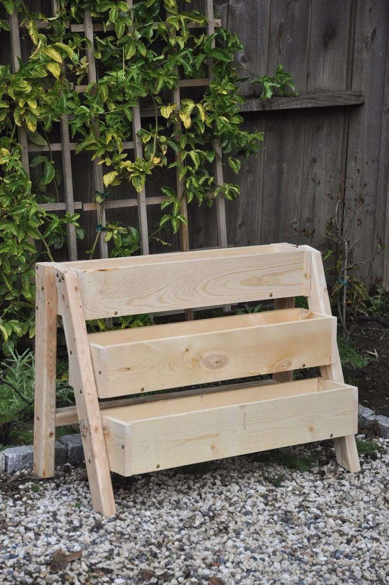 Une jardinière verticale de fraises en bois