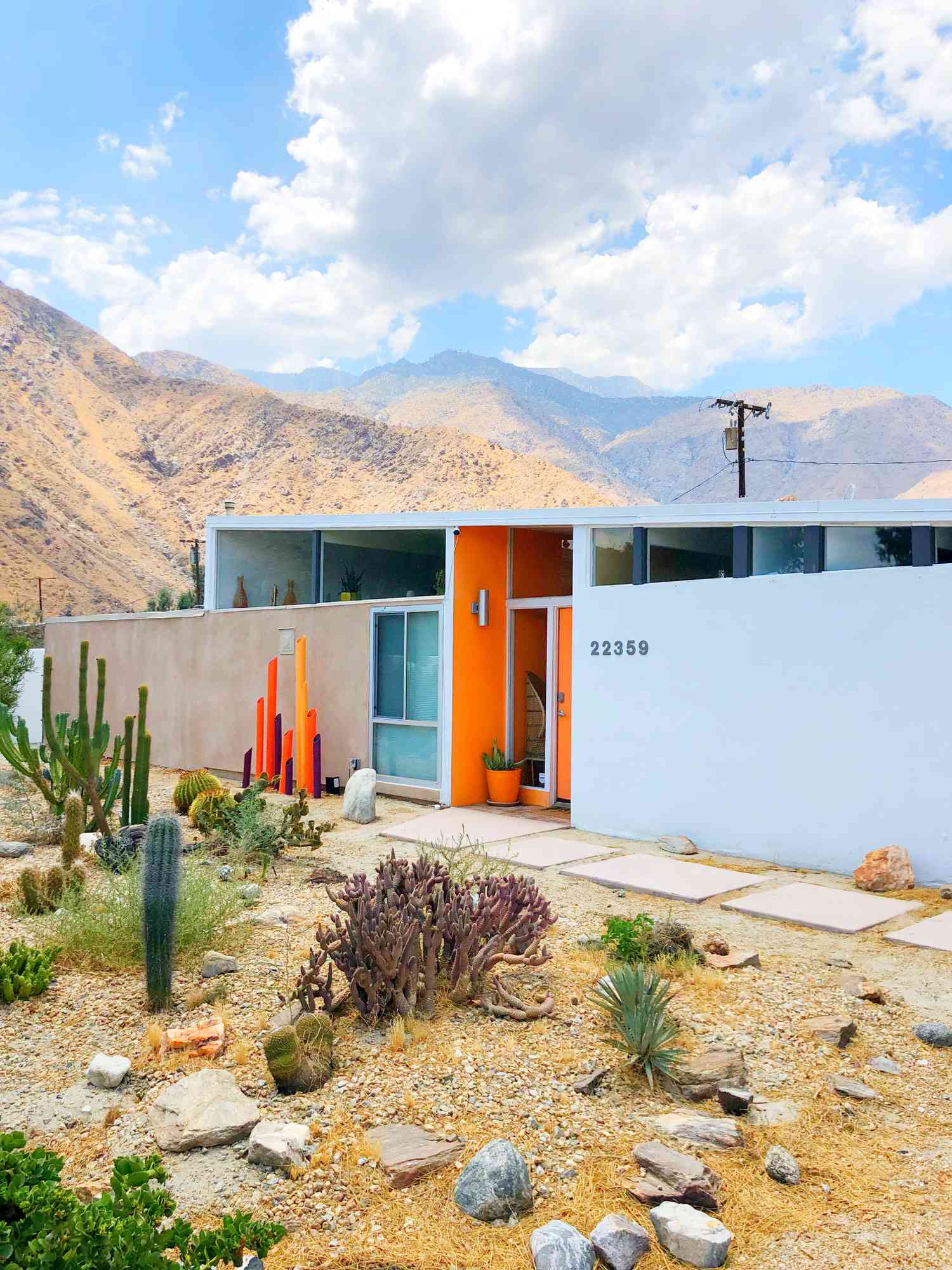 Un jardin d'entrée dans le désert avec des accents orange vif