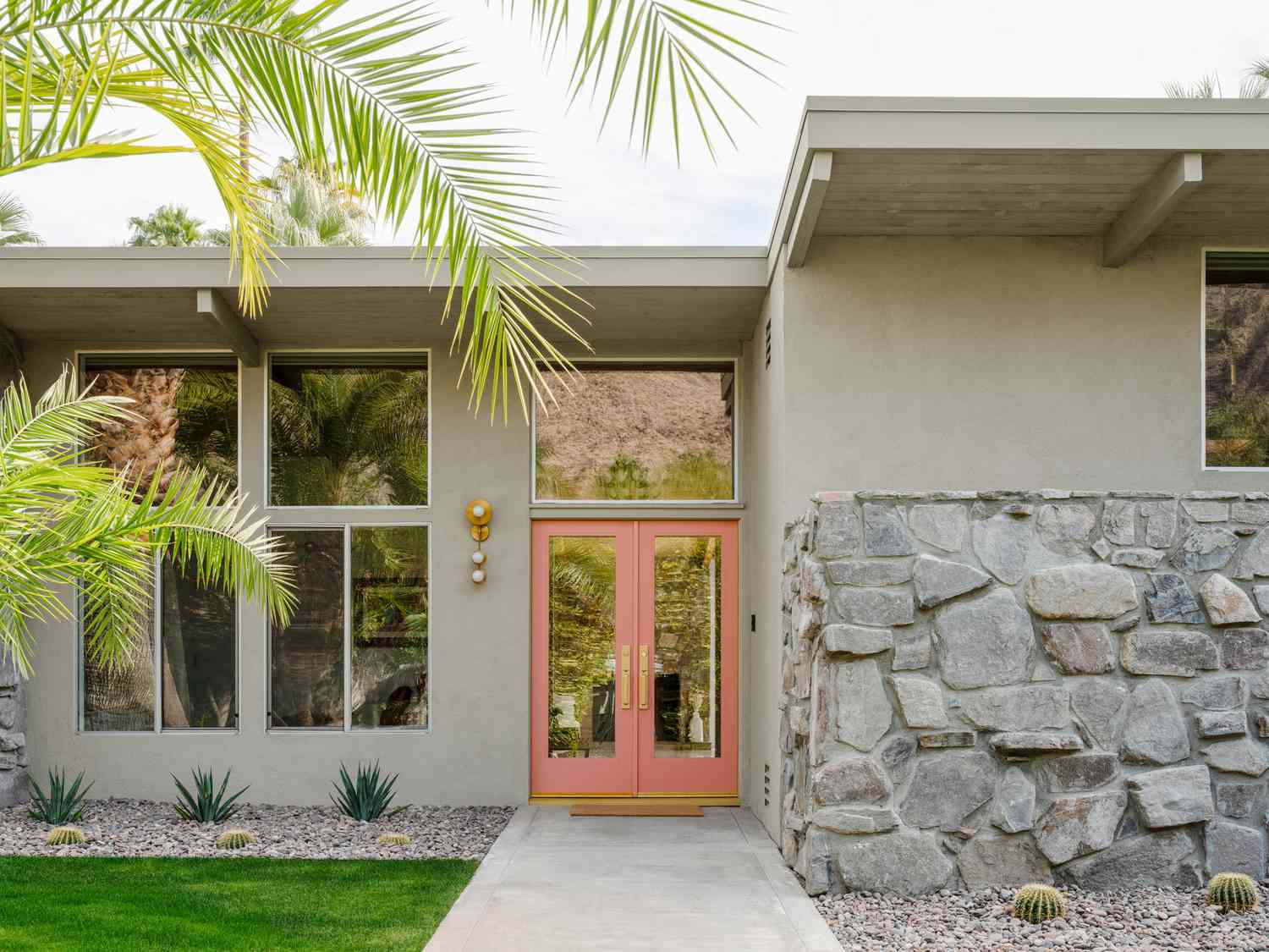 Extérieur d'une maison avec une porte d'entrée de couleur corail