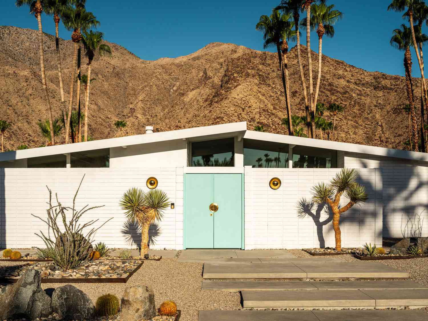 L'extérieur d'une maison avec une porte d'entrée bleu clair