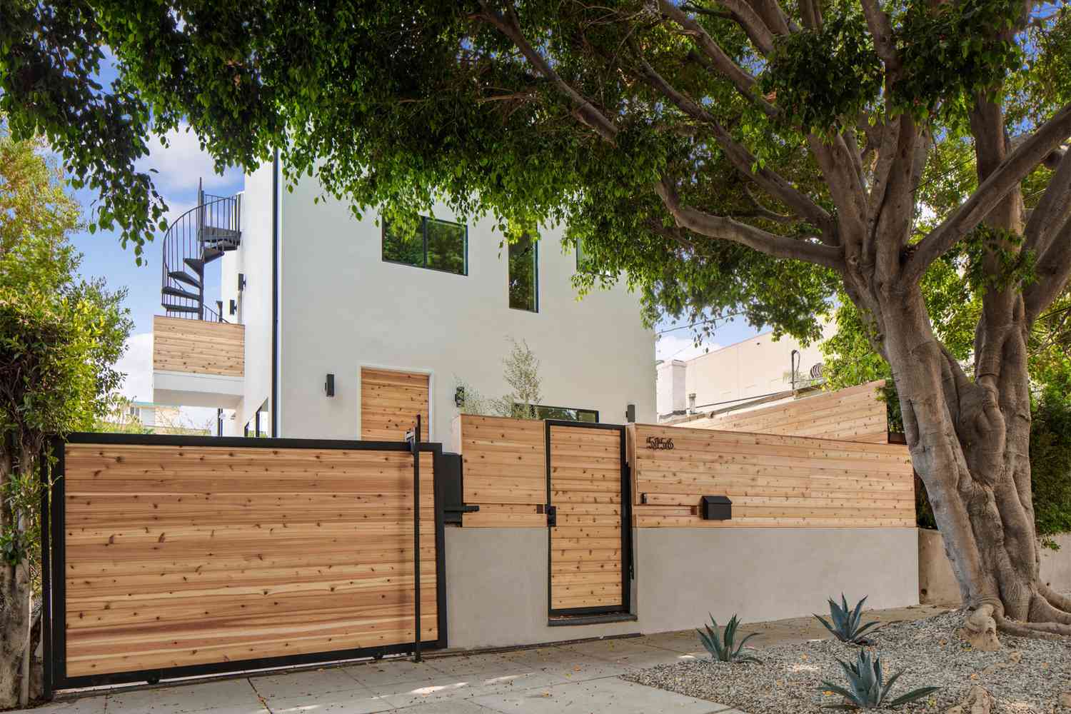 Portail d'entrée en bois et en béton d'une maison