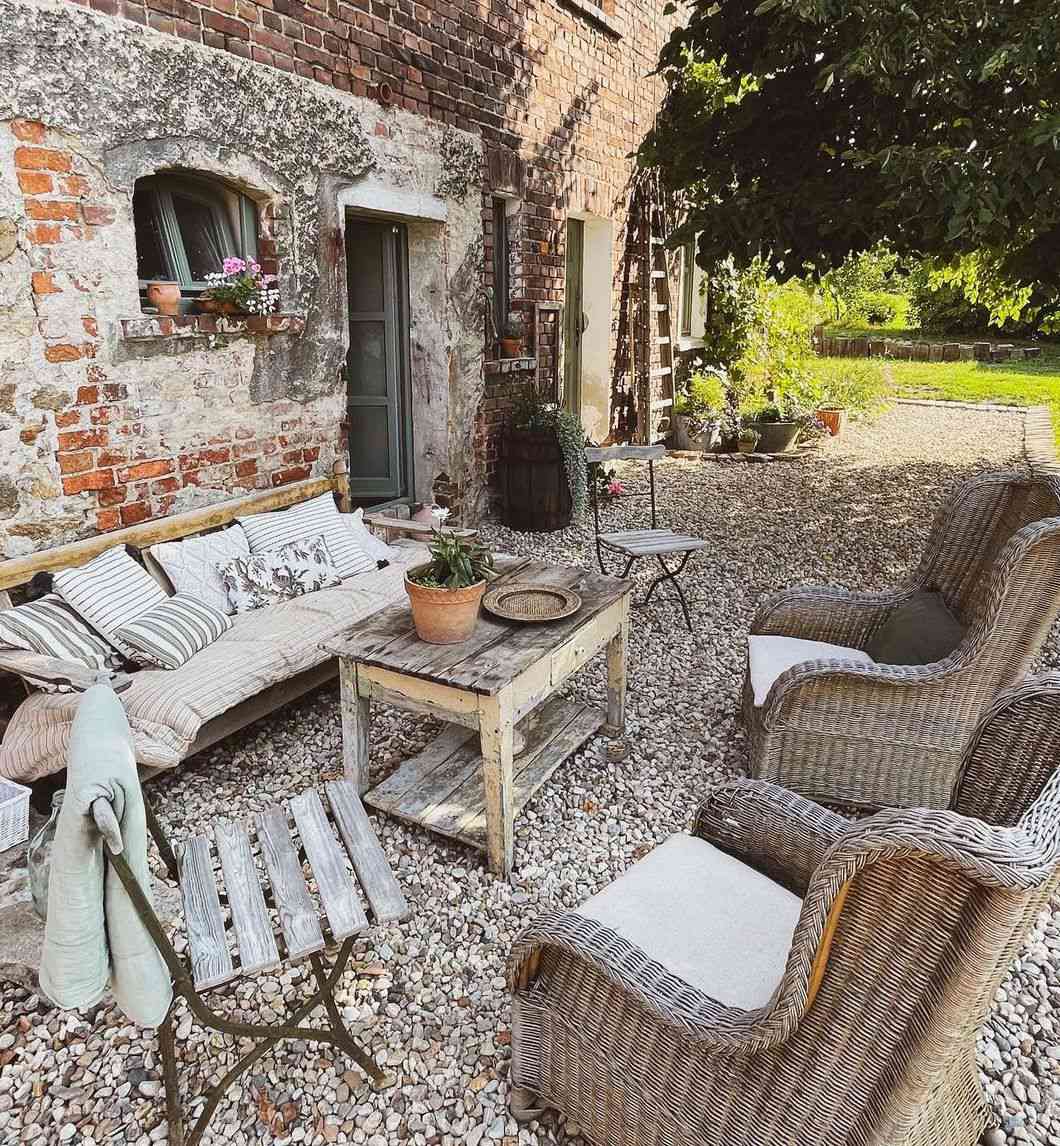 Terrasse en gravier avec mobilier rustique