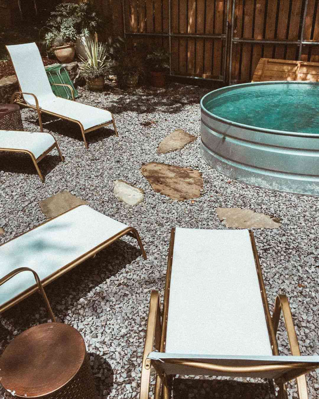 patio en gravier avec petite piscine