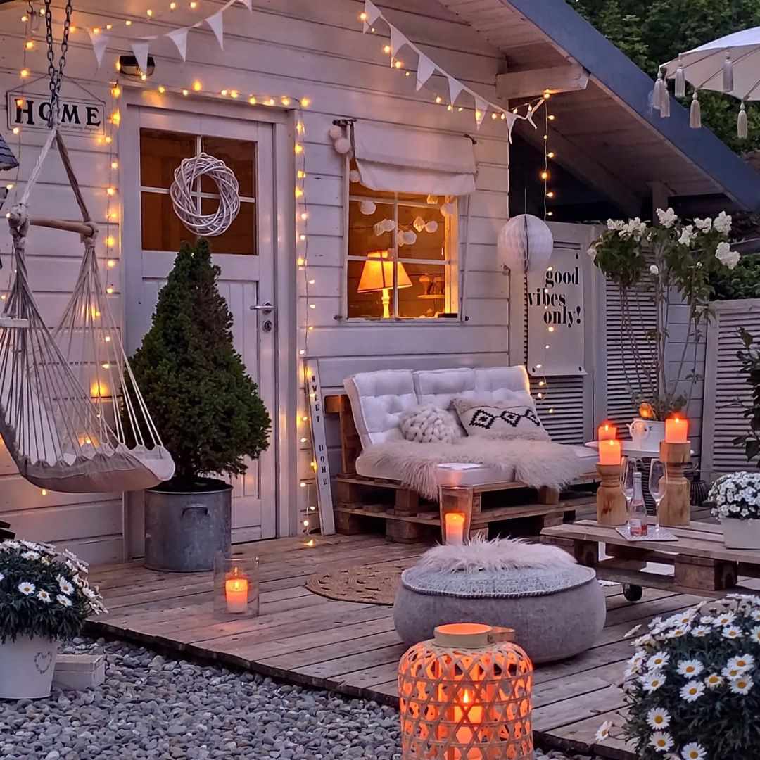 cabane extérieure avec terrasse et patio en gravier