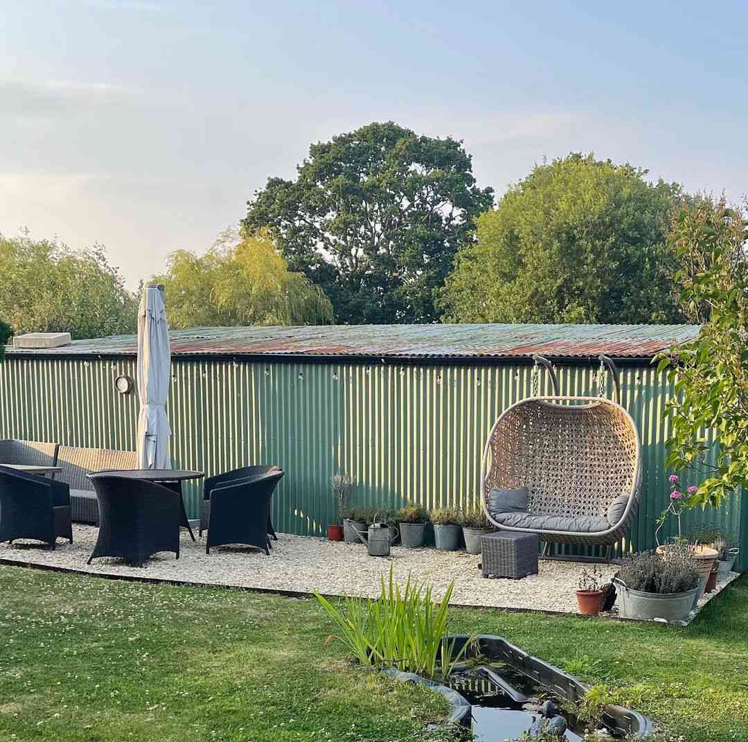 Terrasse en gravier avec balançoire en osier