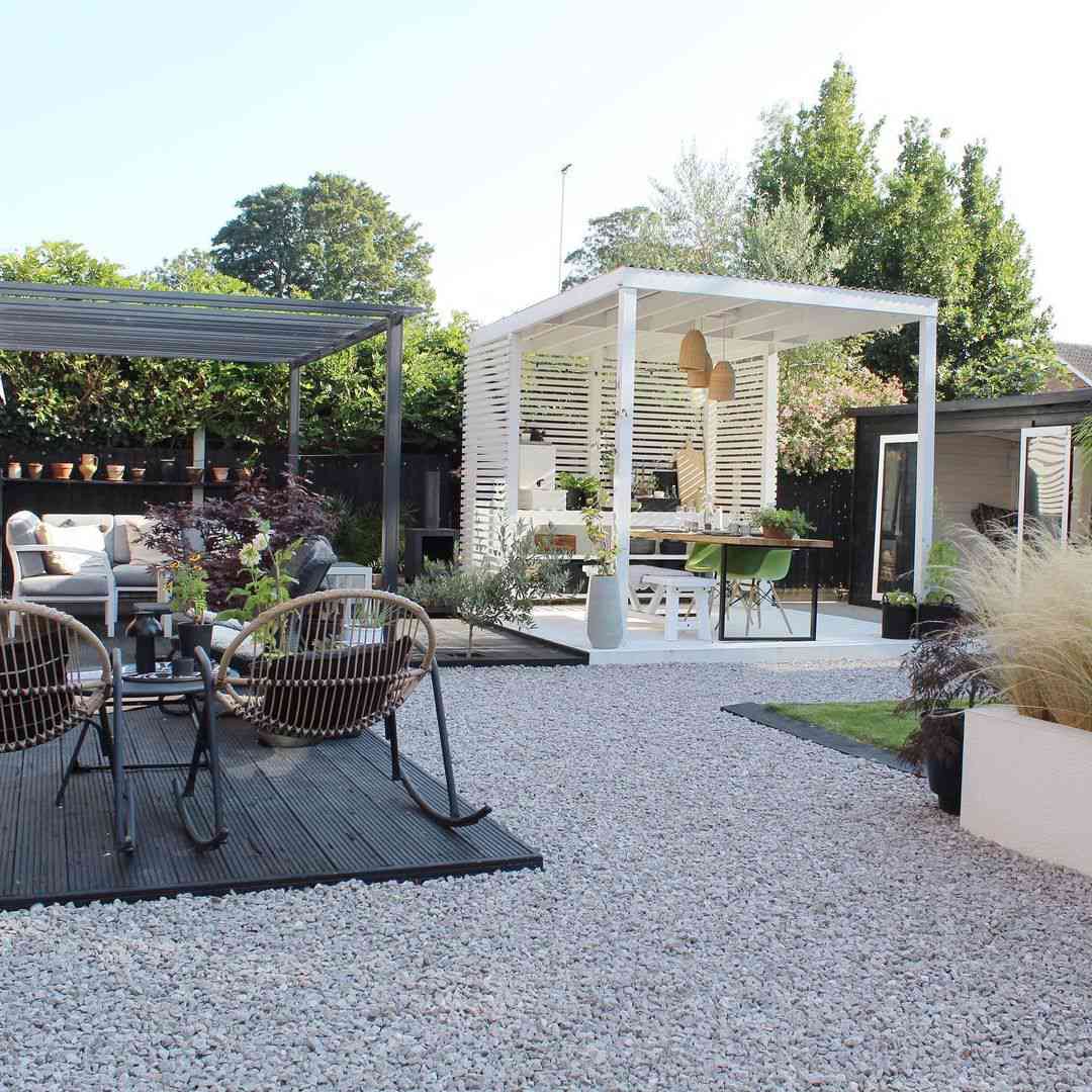 Terrasse en gravier avec deux pavillons