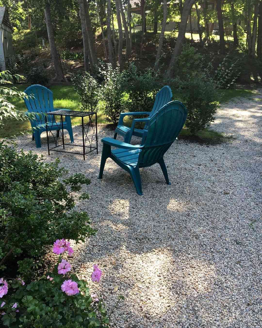 Terrasse ombragée en gravier