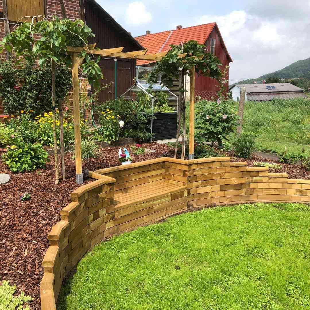 mur de soutènement en bois avec banc