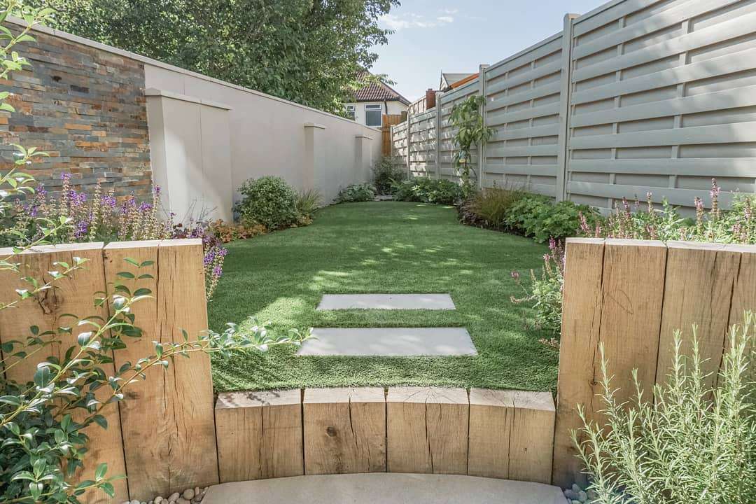 Mur de soutènement et pavés en pierre blanche