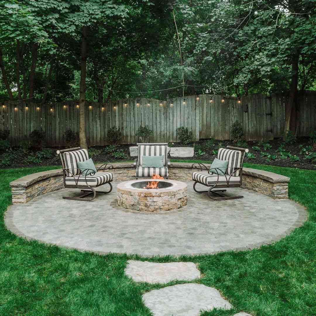 patio rond avec mur de soutènement en pavés