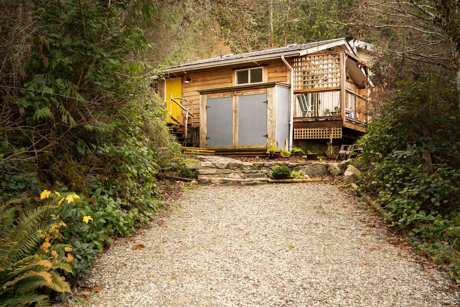 Allée en gravier menant à une cabane rustique