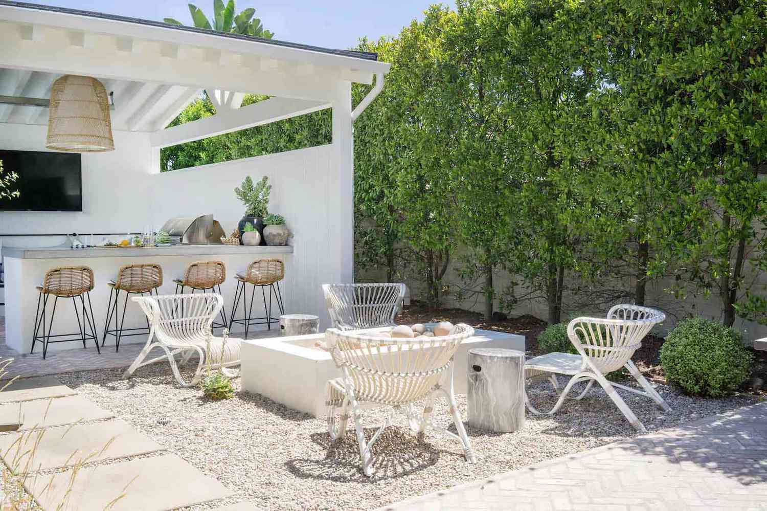 Terrasse en gravier avec coin salon