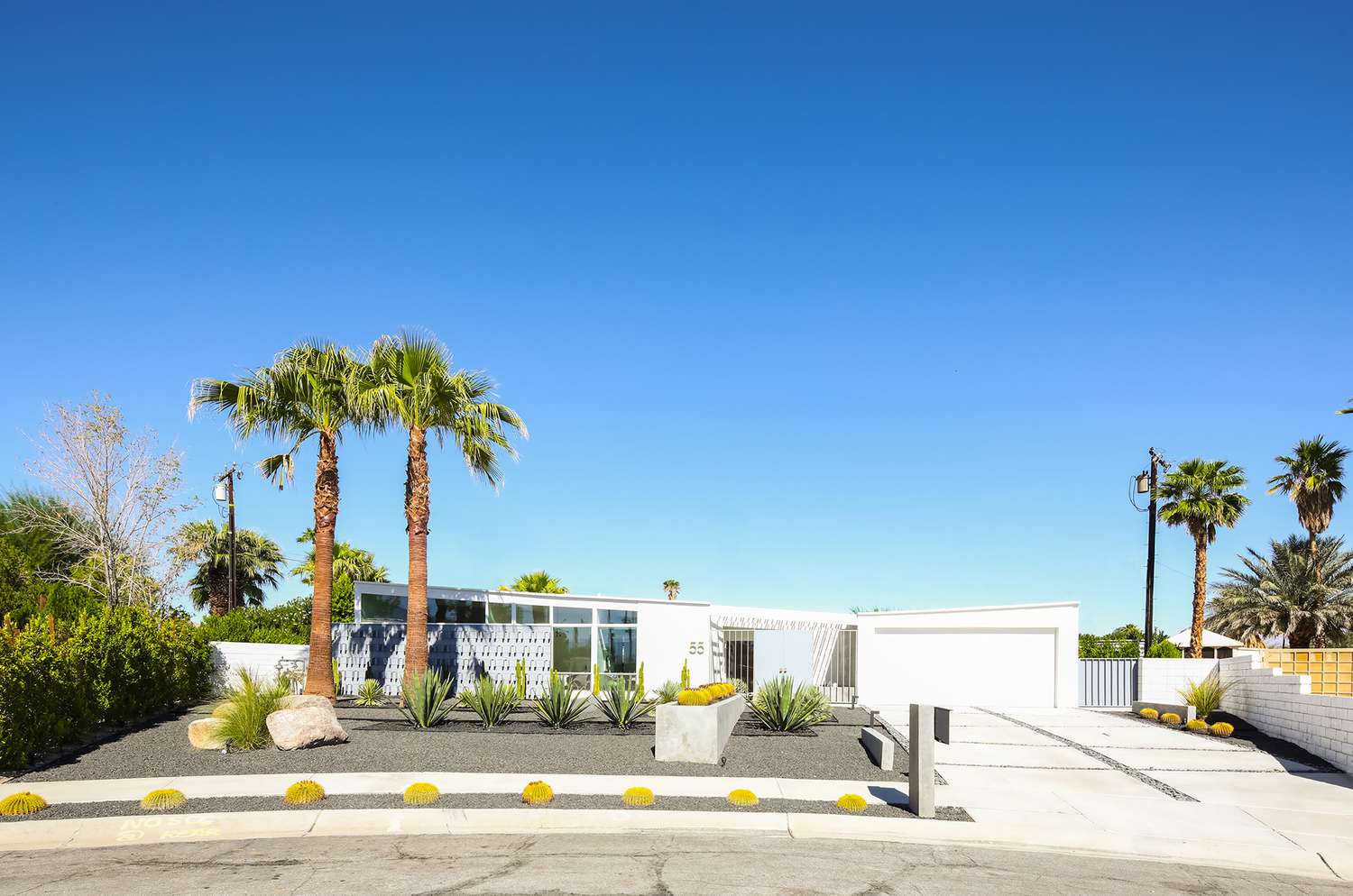 Une maison californienne avec un jardin d'entrée à faible entretien