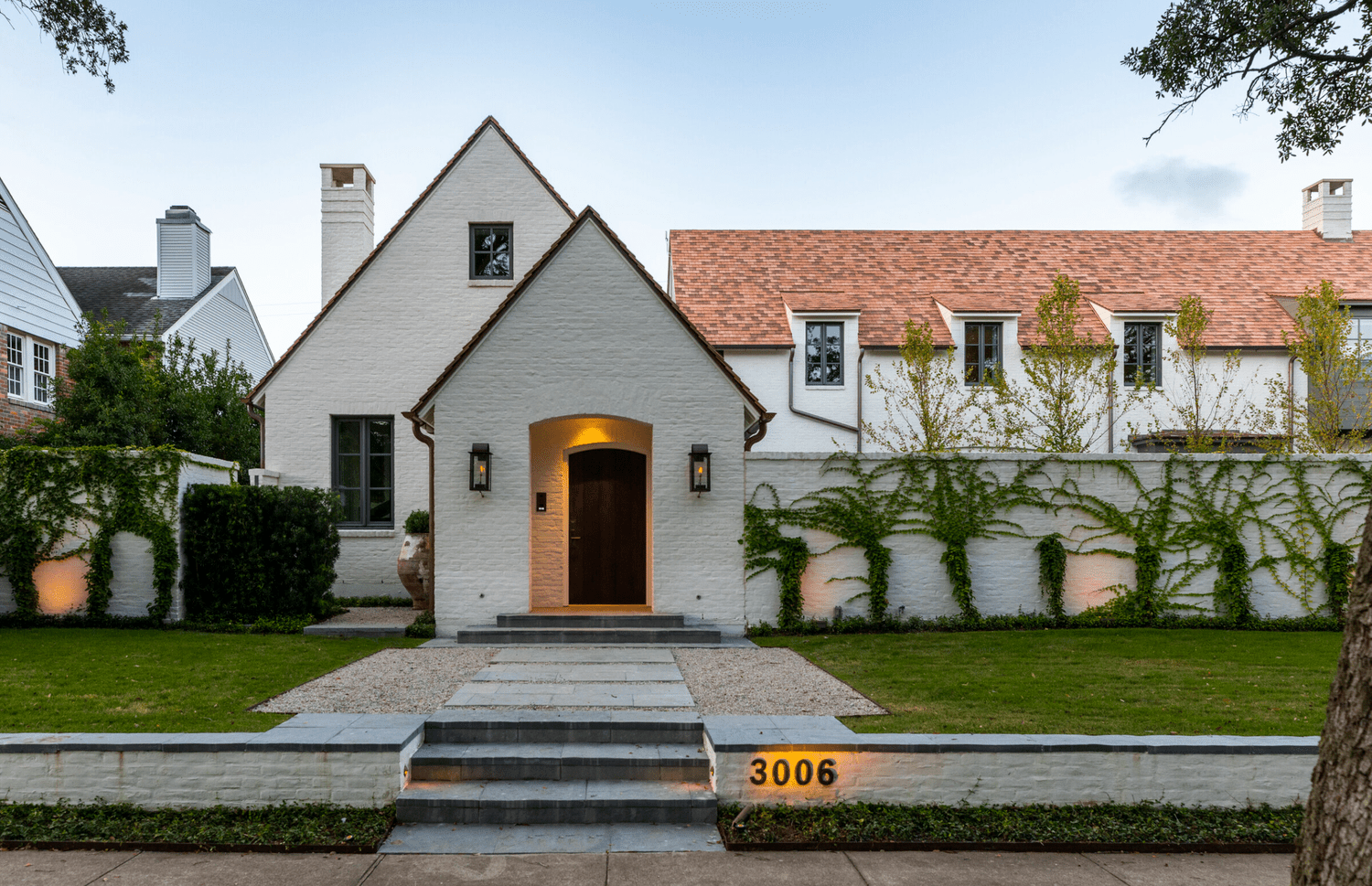 Une grande maison avec une allée en pierre à l'avant