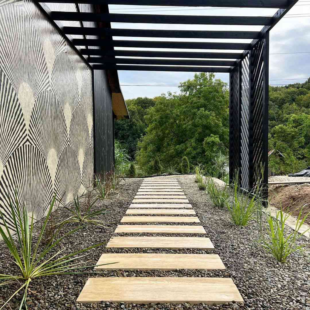 Une passerelle en planches de bois