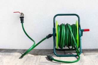 Comment raccorder facilement un tuyau de jardin à votre source d’eau : 3 méthodes.