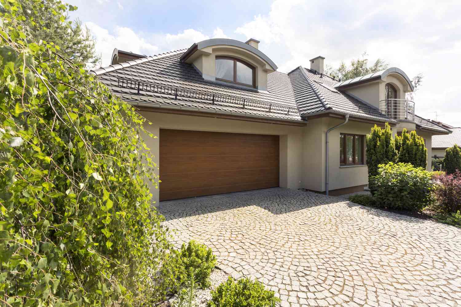 Extérieur d'une maison individuelle avec allée en pavés