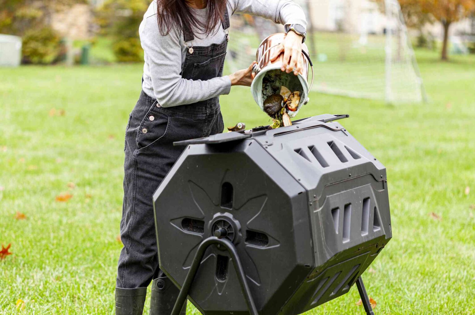 Ce composteur rotatif fait maison est le secret d’un compost riche et nutritif.