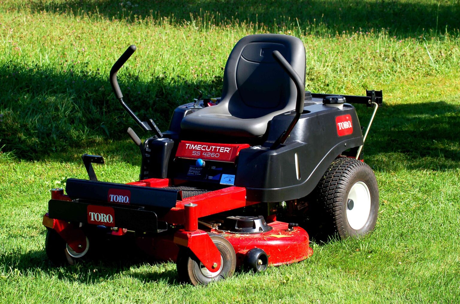 La différence entre les tondeuses à gazon autoportées et les tractors de jardin