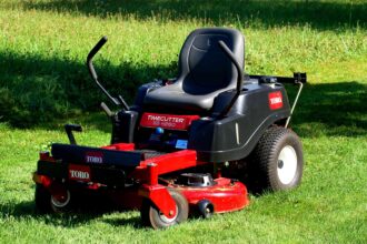 La différence entre les tondeuses à gazon autoportées et les tractors de jardin