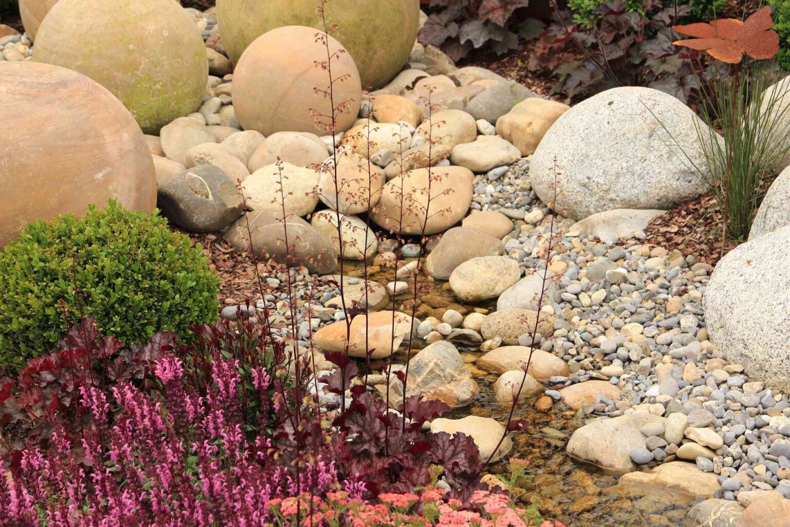 23 Idées d’aménagement paysager avec des galets de rivière pour votre jardin et votre espace extérieur