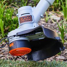 Gros plan sur le taille-bordures / coupe-bordures BLACK+DECKER 20V MAX*.