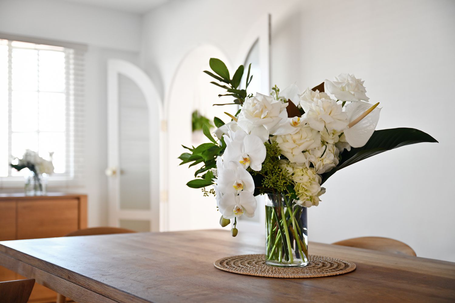 Grandes orchidées blanches dans un vase en verre