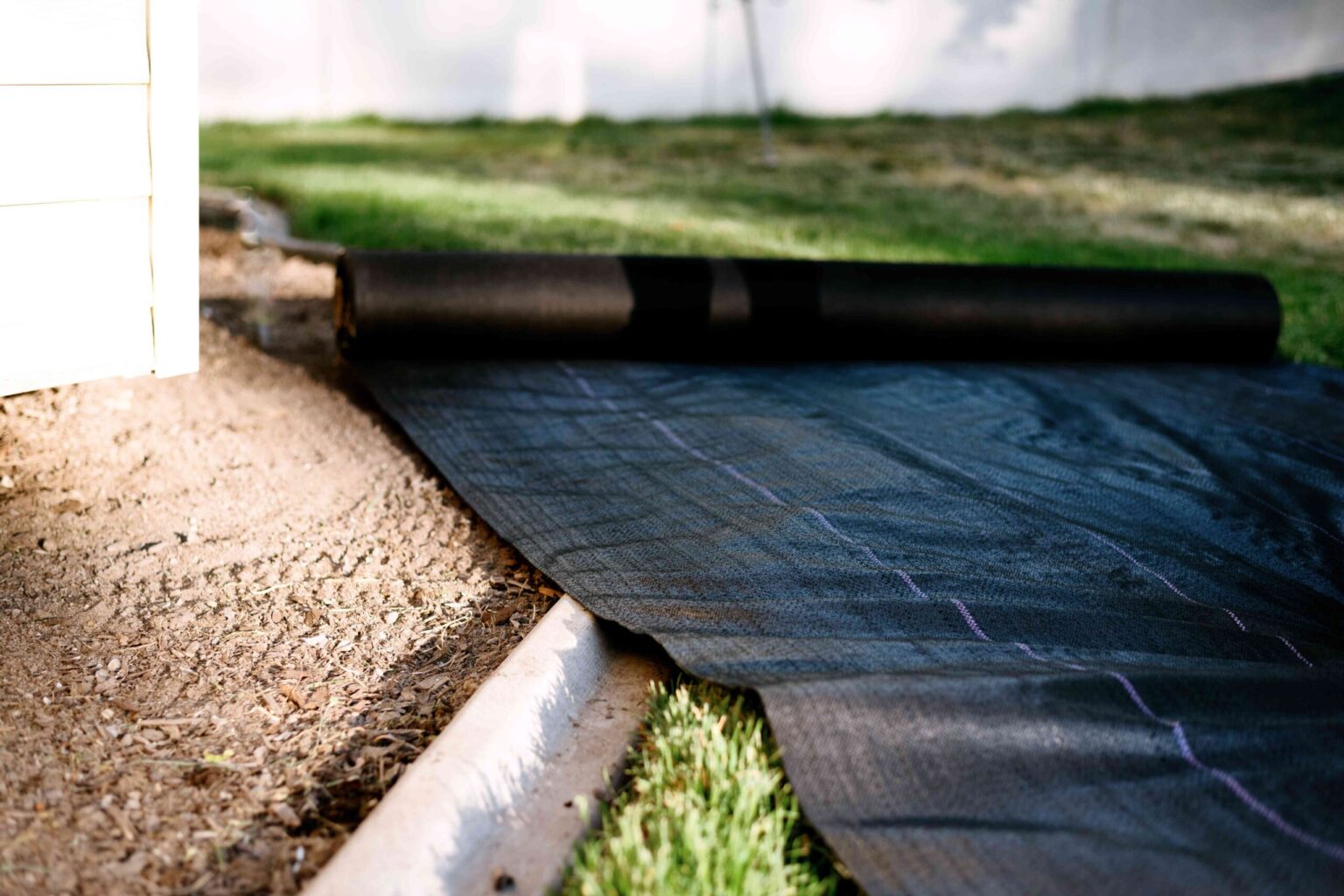 Comment installer un tissu de paysage pour le contrôle des mauvaises herbes