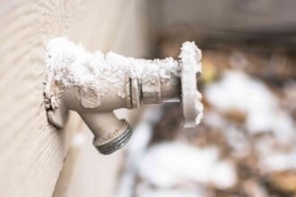 La tâche de jardinage à ne jamais négliger en hiver pour éviter les dégâts d’eau